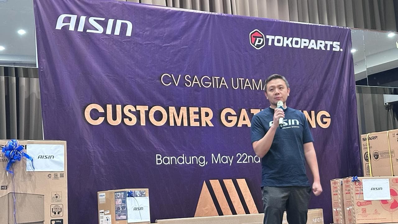 Customer gathering group photo